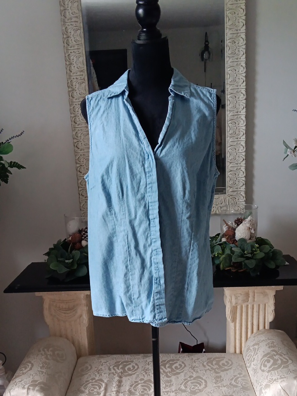 Pre-loved Croft & Barrow Light Blue Sleeveless Chambray Button-Down Top